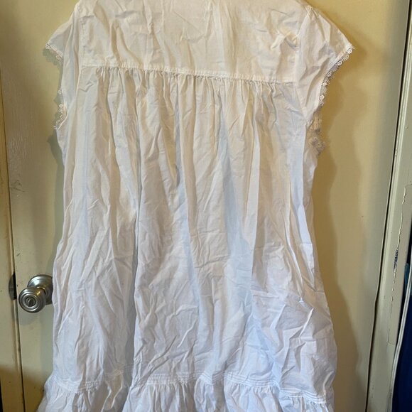 Eileen West Short Sleeve Cap Gown - Picture 6 of 7